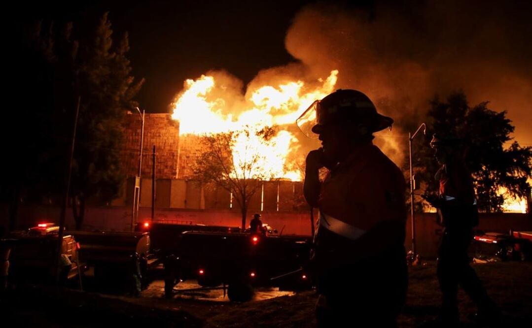 Bomberos combaten el incendio que se registró este jueves en la Central de Abasto. FOTO: Valente Rosas
