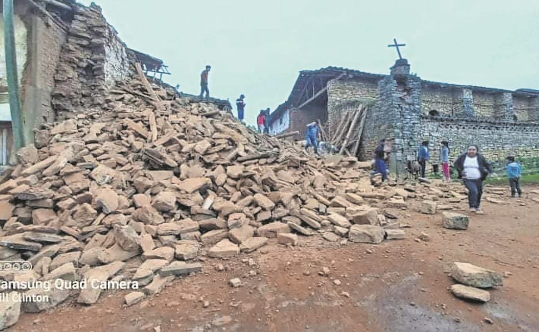 La reconocida torre de la iglesia del distrito de La Jalca Grande, Patrimonio Histórico de Perú, se derrumbó por el sismo. Foto: AP