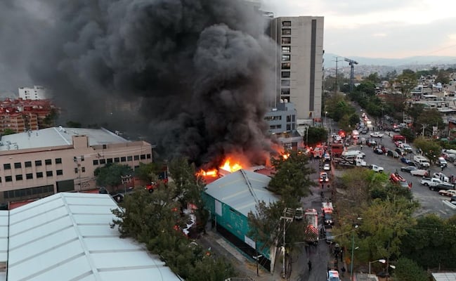 Se registra incendio en fábrica de plásticos en colonia San Pedro de los Pinos; no se reportan personas lesionadas