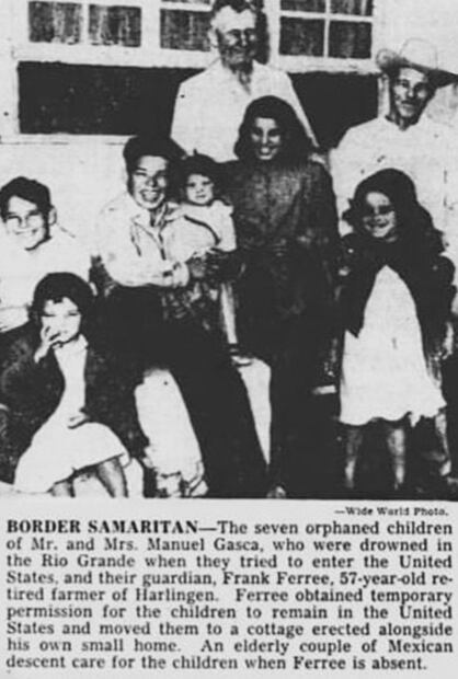 Ferree con siete huérfanos mexicanos, cuyos padres se ahogaron en el río; se convirtió en su guardián legal y logró mantenerlos un tiempo en EU. Foto: Wide World/ESPECIAL