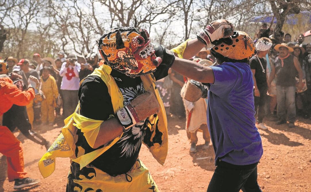 Hombres vestidos de jaguar suben el cerro del Cruzco para, en la cima, tener un combate cuerpo a cuerpo. Foto: Diego Simón
