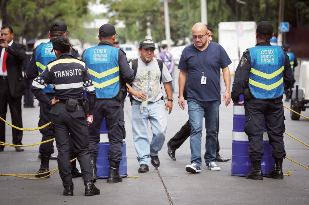En las inmediaciones del lugar donde se realizó el debate, los ciudadanos tuvieron que sortear el operativo de seguridad para seguir su camino. Foto: JUAN CARLOS REYES. EL UNIVERSAL