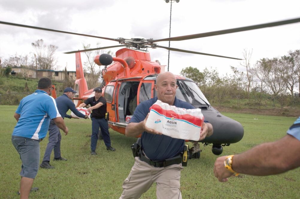 Un helicóptero de la guardia costera entregó suministros en Utuado para los miles de afectados por el embate del huracán María en Puerto Rico (AP)
