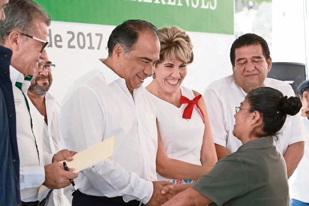 El gobernador Héctor Astudillo entregó equipo médico, instrumental, informático, audiovisual y ambulancias, en las que se invirtieron más de 34 mdp (ESPECIAL)