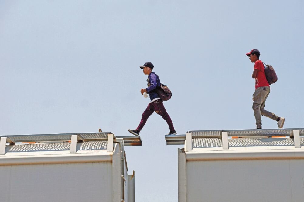 Con el deseo de acercarse a la frontera con Estados Unidos, los migrantes no miden el peligro y se trepan a La Bestia. / EDWIN HERNÁNDEZ. EL UNIVERSAL