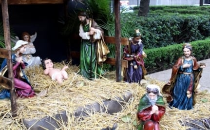 Muere calcinado hombre tras incendio de nacimiento navideño; investigan origen del siniestro