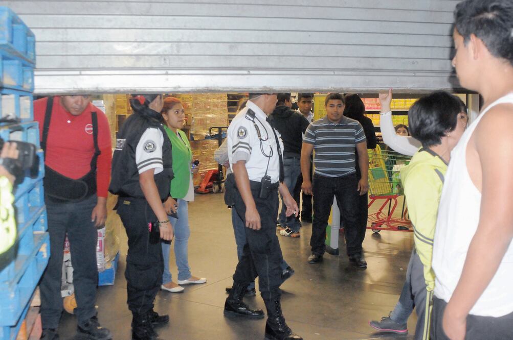 Algunas tiendas intentaron bajar la cortina, pero no sirvió de nada. (ARCHIVO EL UNIVERSAL)