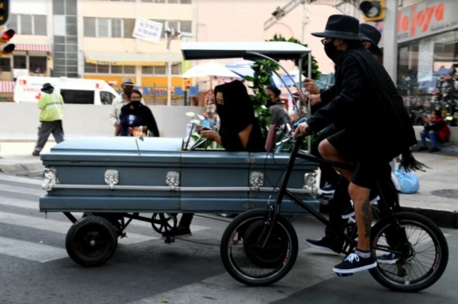 Poca venta, panteones cerrados, tradiciones interrumpidas. Una difícil temporada de Día de Muertos en imágenes