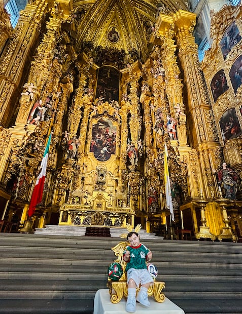 Hasta el Niño Dios se puso la tricolor. Foto: Omar Vidal