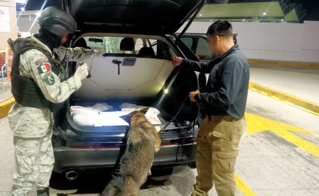 El binomio mostró un cambio de conducta a la altura del compartimiento para la llanta de refacción, donde localizaron 11 paquetes con una sustancia granulada y cristalina. Foto: GN