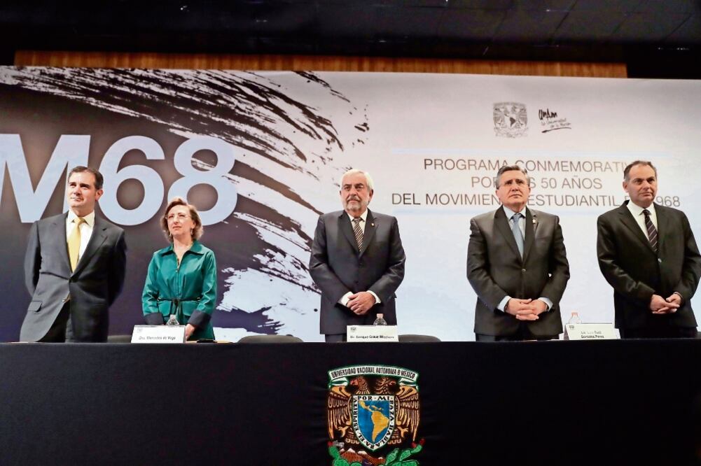 Al dar a conocer el programa para recordar el Movimiento Estudiantil de 1968, el rector de la UNAM, Enrique Graue (centro), exhortó a luchar por la autonomía y dignidad universitarias (LUIS CORTÉS. EL UNIVERSAL)