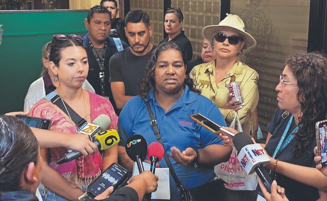 Familiares de víctimas del crematorio Plenitud a su salida de la reunión con el alcalde de Juárez, Cruz Pérez Cuéllar. Foto: de Paola Gamboa. El Universal