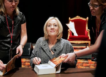 Tunden en redes a J.K Rowling por su nueva novela 