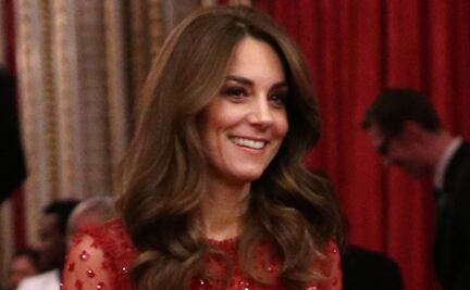 Kate Middleton deslumbra con vestido rojo hecho por manos artesanas