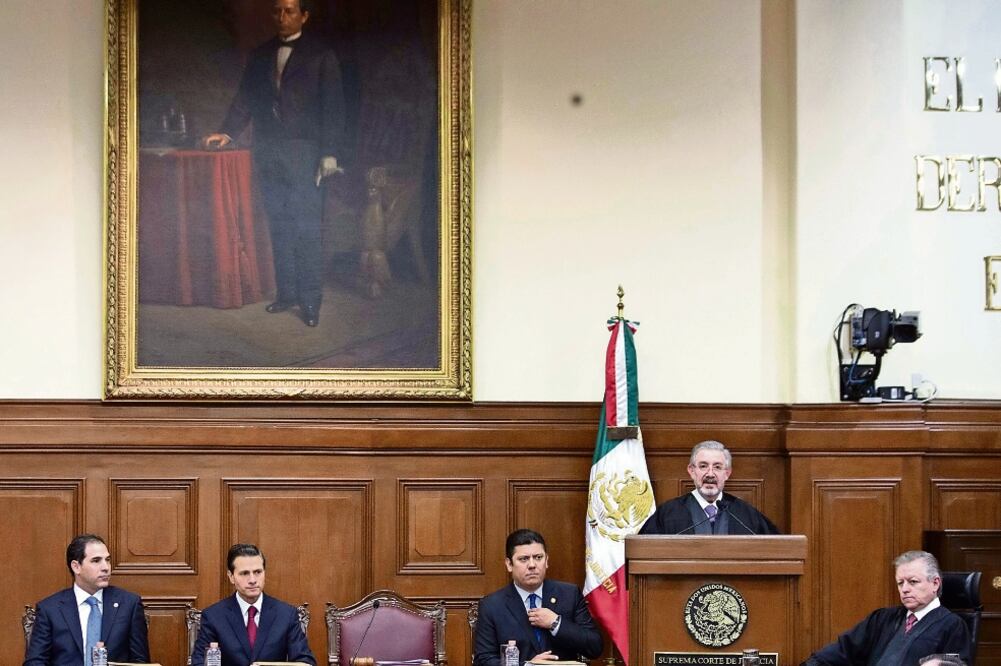 El presidente del Senado, Pablo Escudero (PVEM); el presidente Enrique Peña Nieto; el presidente de la Cámara de Diputados, Javier Bolaños (PAN)