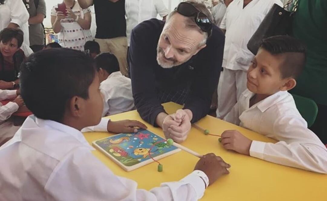 El cantante español Miguel Bosé visitó un albergue de niños indígenas en la población de Chapab, Yucatán. (Cuauhtémoc Moreno Cabrera)