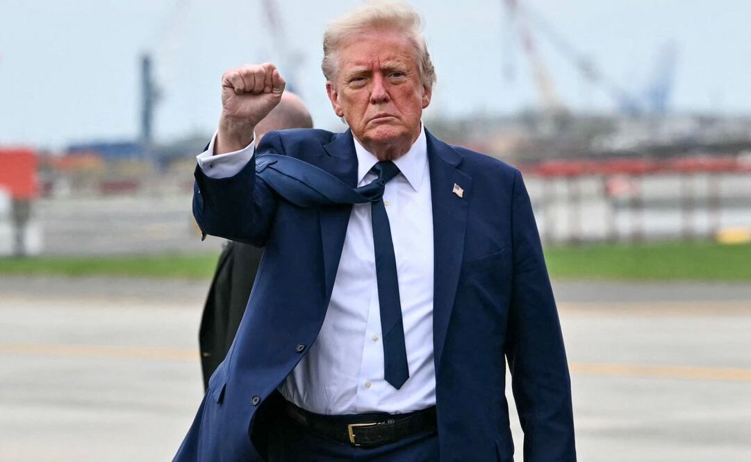 El presidente de Estados Unidos, Donald Trump, levanta el puño al descender del avión de la Fuerza Aérea a su llegada al Aeropuerto Internacional Newark Liberty en Newark, Nueva Jersey, el 26 de abril de 2025. Foto: AFP