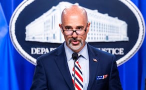 US DEA Administrator Terry Cole (C), alongside Acting Attorney General Todd Blanche (L) and FBI Director Kash Patel (R) speaks to reporters about enforcement efforts against Cartel Jalisco Nueva Generacion at the Justice Department in Washington, DC, USA, 05 August 2026. Blanche's confirmation vote in the US Senate is slated for 08 August 2026. Foto: EFE