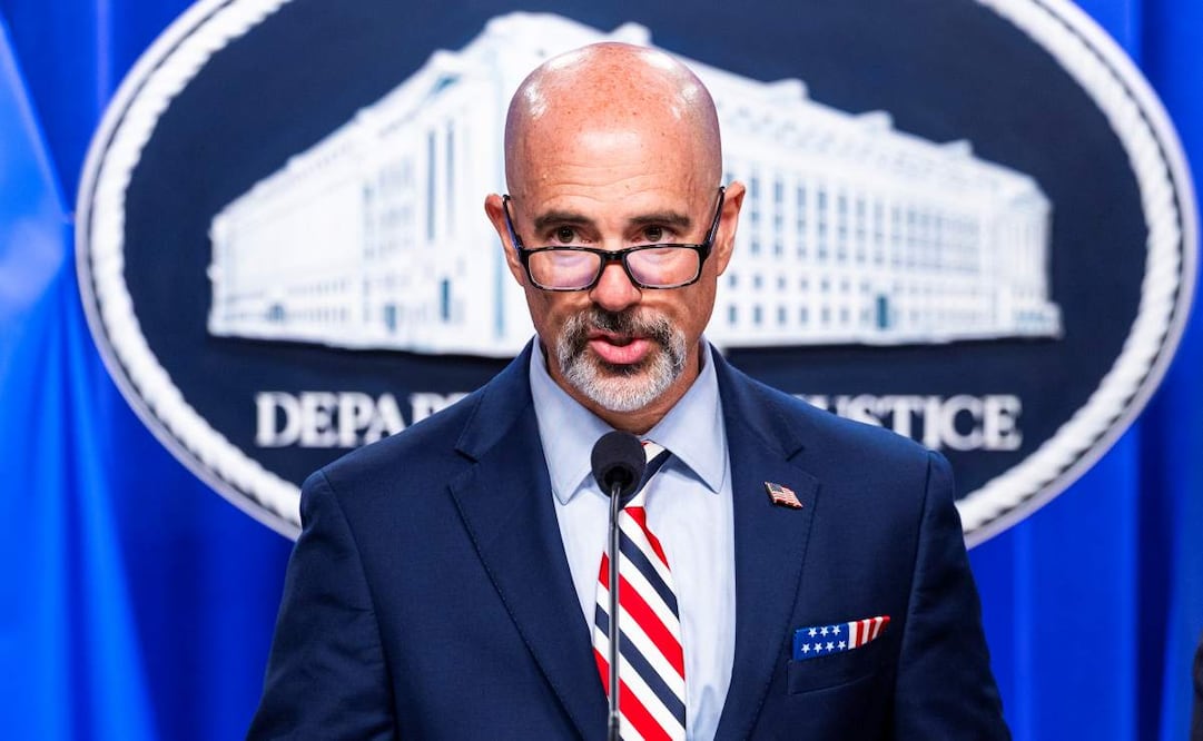 US DEA Administrator Terry Cole (C), alongside Acting Attorney General Todd Blanche (L) and FBI Director Kash Patel (R) speaks to reporters about enforcement efforts against Cartel Jalisco Nueva Generacion at the Justice Department in Washington, DC, USA, 05 August 2026. Blanche's confirmation vote in the US Senate is slated for 08 August 2026. Foto: EFE