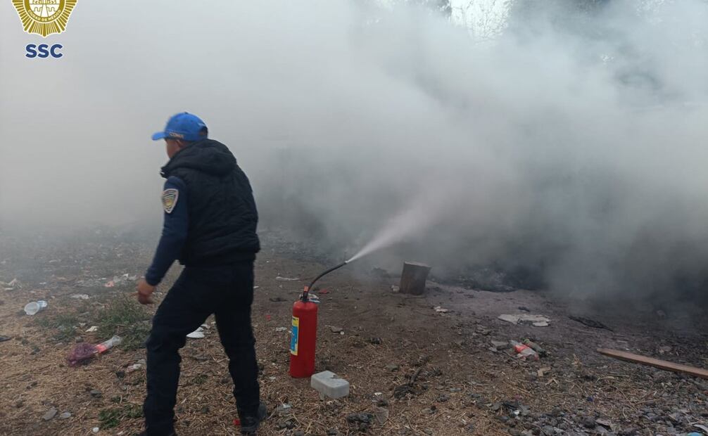 Se registra incendio en bajopuente de Río Churubusco, alcaldía Iztacalco; no hay lesionados.
Foto: Especial.