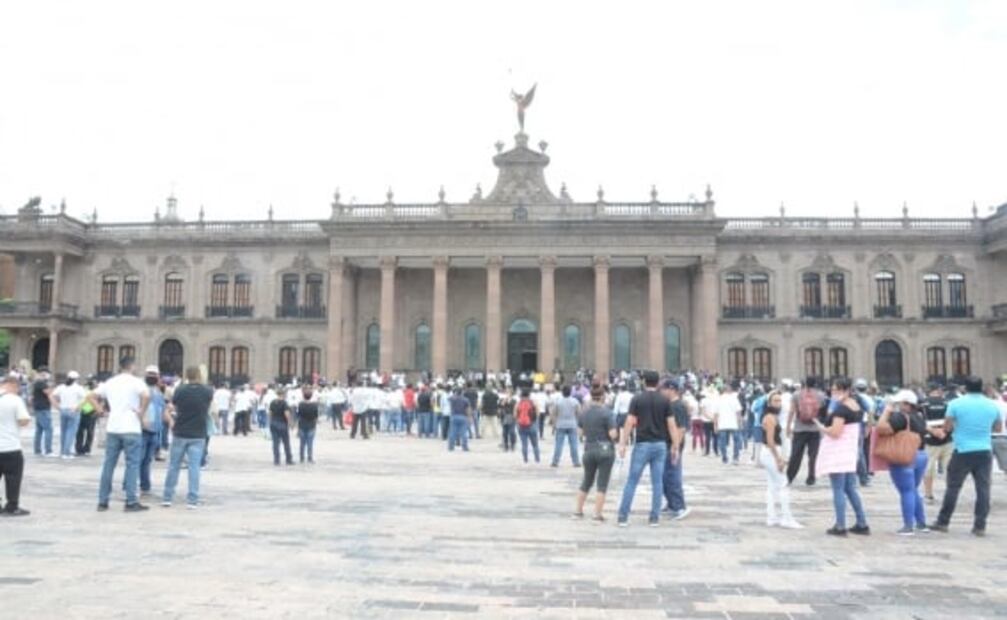 “Queremos trabajar, no delinquir”; empleados de bares y restaurantes protestan en NL