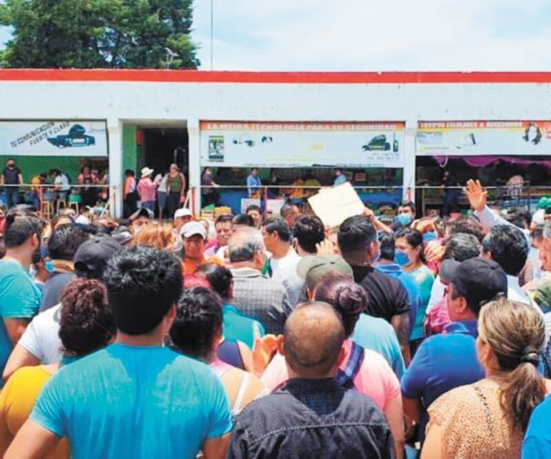 La movilización. Cerca de 250 personas se apostaron en la entrada del hospital; exigían hablar con el director. ESPECIAL
