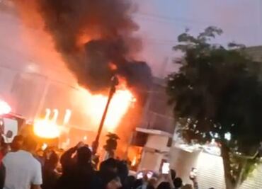 Reportan incendio en dulcería en Sinaloa; hay personas intoxicadas y una menor de edad falleció