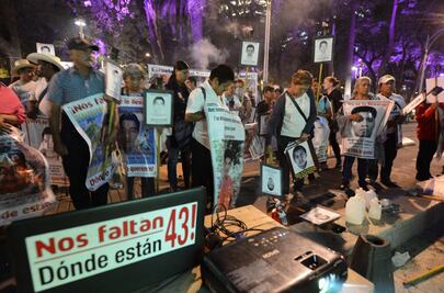 Padres de los 43 protestan frente a la PGR