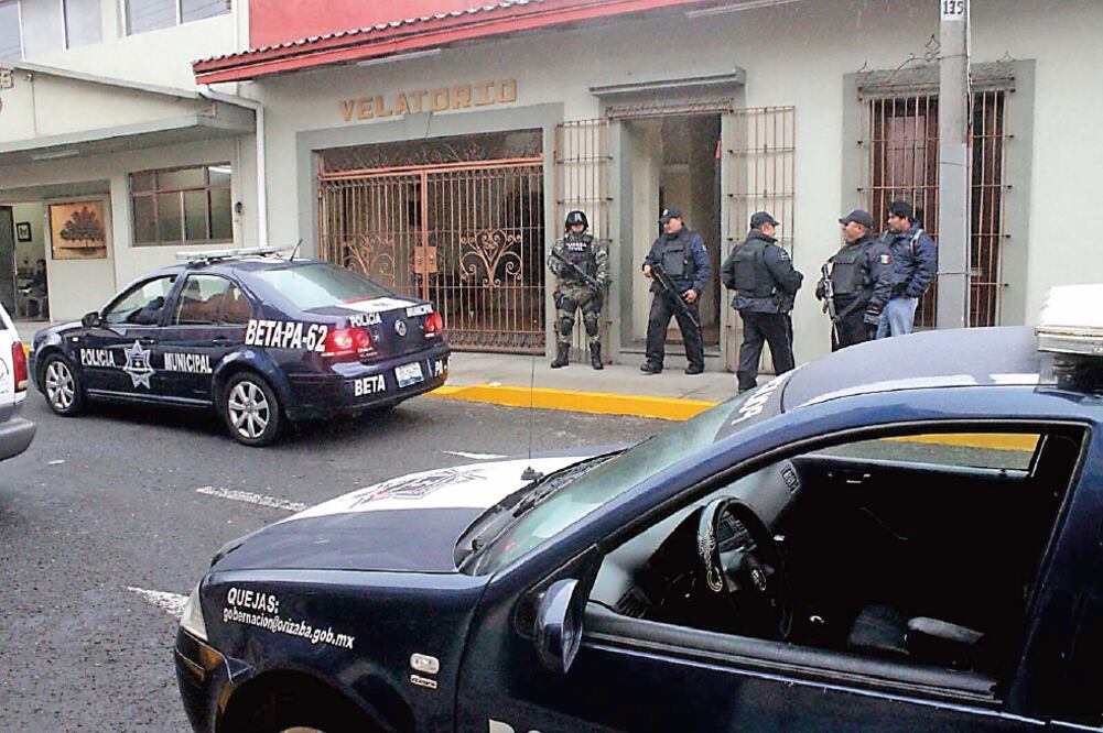 Agentes de la Fuerza Civil resguardaron la funeraria donde se veló el cuerpo de la comunicadora; sólo acudieron familiares y a algunos compañeros de Flore s Salazar, a quienes se les negó la entrada con equipo fotográfico (CORTESÍA DIARIO EL BUEN TONO)