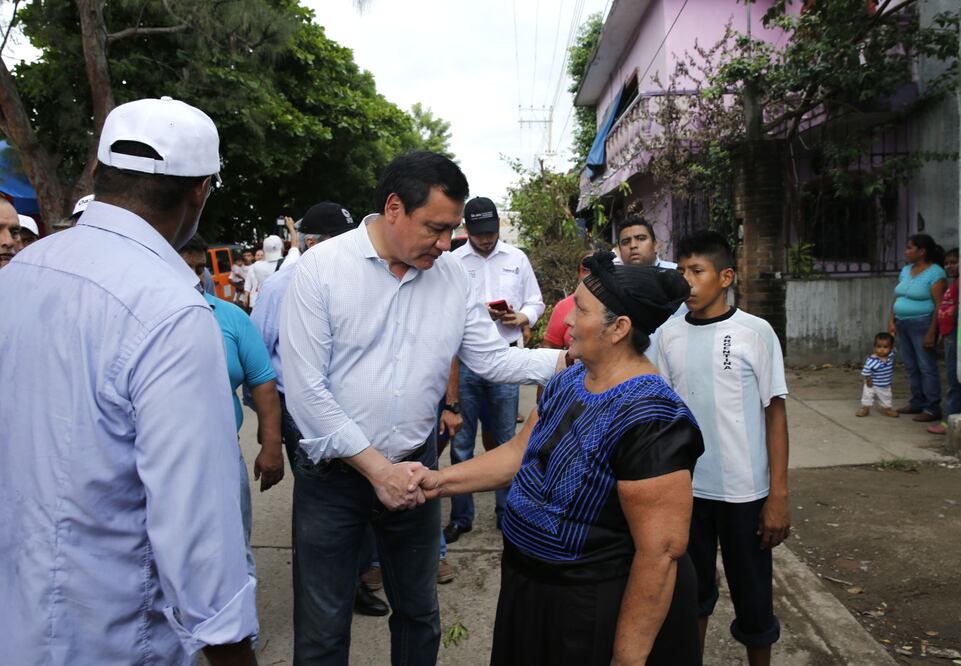 El funcionario federal realizó un recorrido en el albergue instalado en la Unidad Deportiva "Che Gómez. /Especial