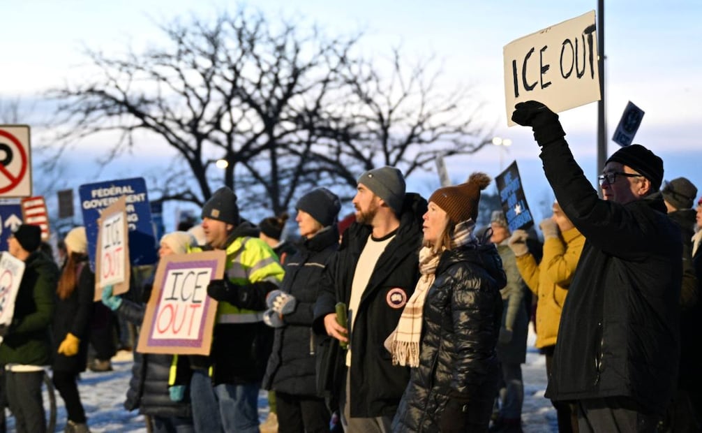 Manifestantes se reúnen frente al Edificio Federal Bishop Henry Whipple, el jueves 8 de enero de 2026, en Minneapolis, Minnesota. Foto: AP