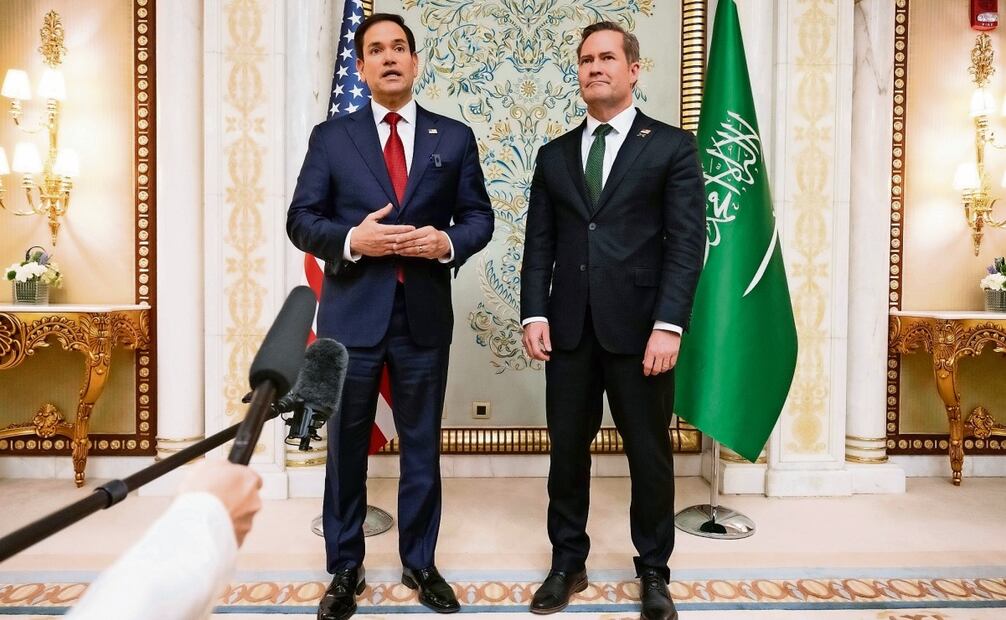 El secretario estadounidense de Estado, Marco Rubio, y el asesor de Seguridad Nacional de EU, Mike Waltz, en Arabia Saudita. (12/03/2025) Foto:Saul Loeb | AP