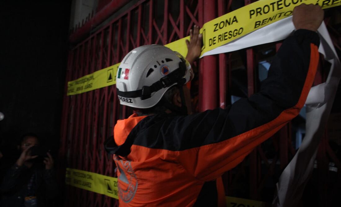 Autoridades de protección civil clausuran la Plaza de toros y el estadio azul. Foto: Francisco Rodríguez / EL UNIVERSAL