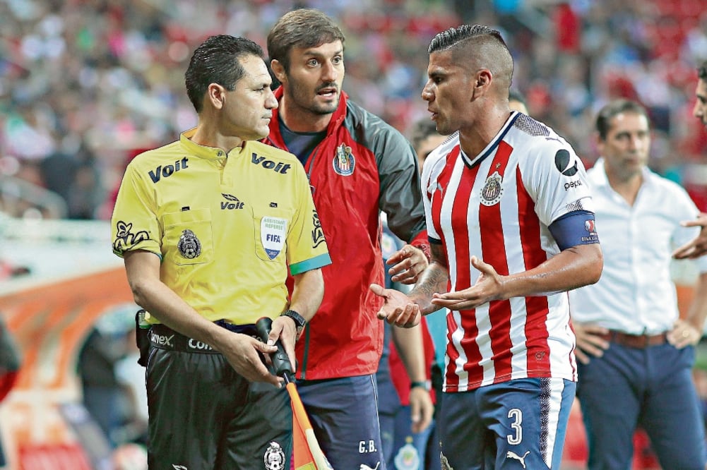 El arbitraje en el duelo entre Guadalajara y Puebla, al parecer resultó ser el más polémico de la quinta fecha del torneo (IMAGO7)