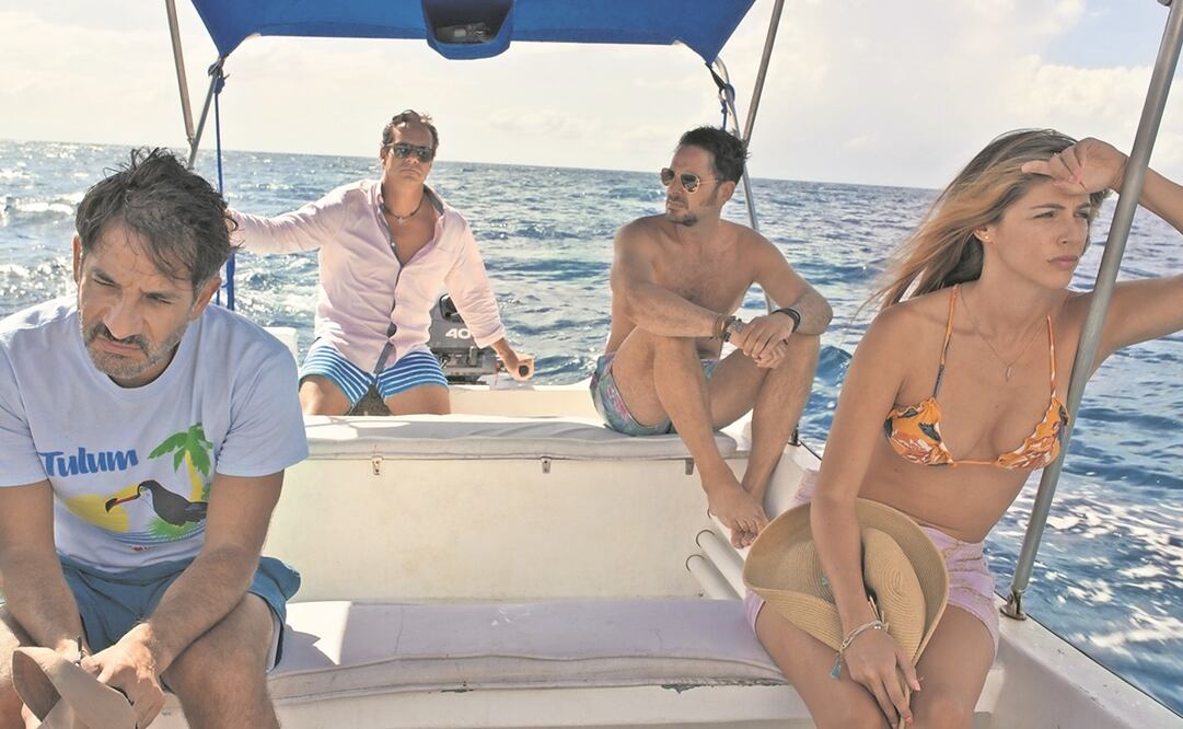 Elena (Cayo) se apoya en amigos: Chema (Cardona), Hugo (Rodarte) y Saúl (Dalton). Foto. CINÉPOLIS DISTRIBUCIÓN.