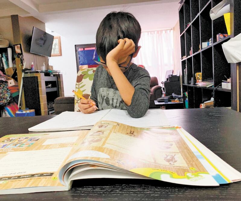 Mauricio considera que quedarse en casa está bien por una parte, porque es una manera de cuidarse y no ser un factor de contagio, además de que se aprovecha el tiempo para hacer cosas diferentes, como dibujar. Charbell Lucio/EL UNIVERSAL