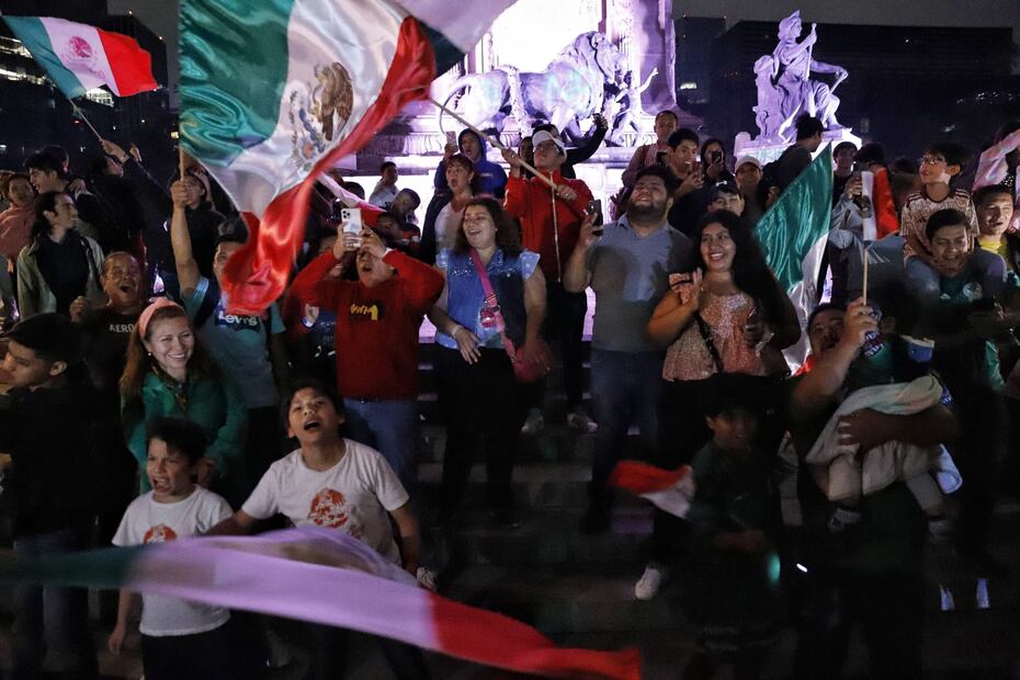 Aficionados mexicanos asisten al Ángel de la Independencia a festejar la Copa Oro / Foto: Fernanda Rojas - EL UNIVERSAL