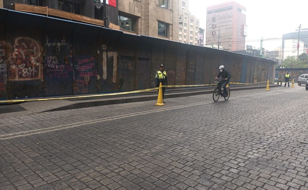 Comercios y edificios gubernamentales blindados en el centro de CDMX por marchas de Ayotzinapa. Foto: Especial