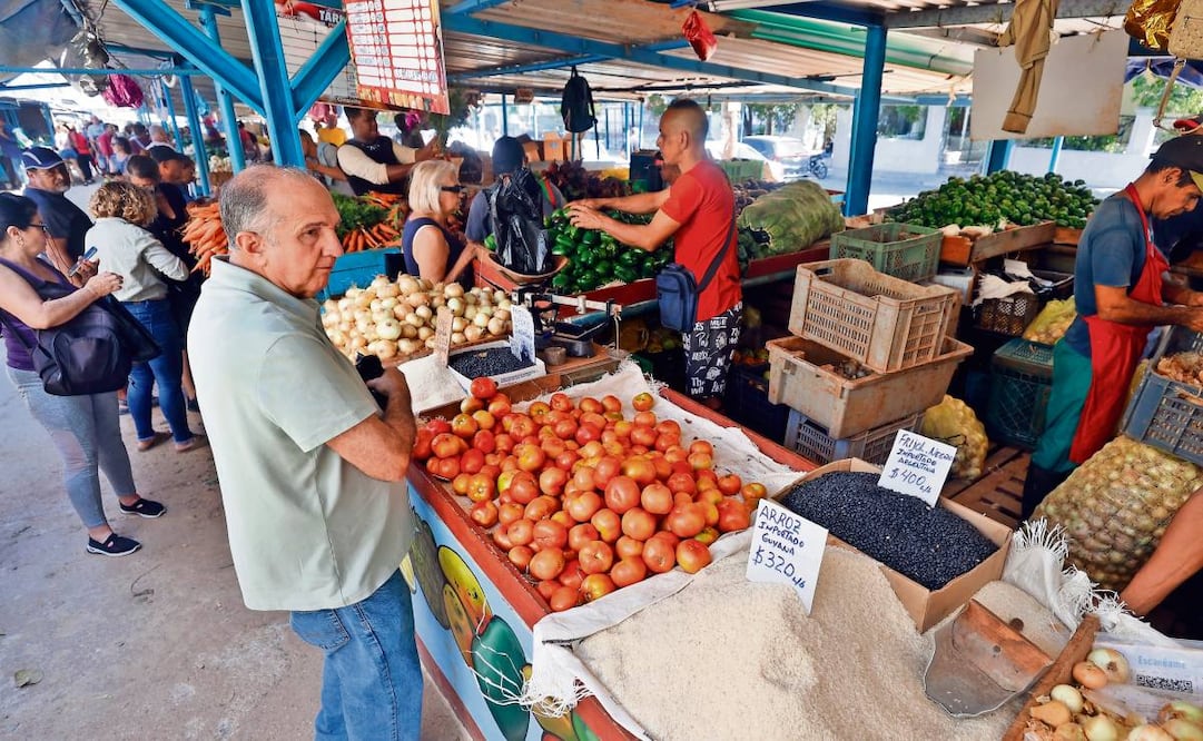 Asistentes a un mercado en La Habana. La falta de combustible por el asedio petrolero de EU a la isla está comenzando a alcanzar a sus productos. Foto: Ernesto Mastrascusa / EFE
