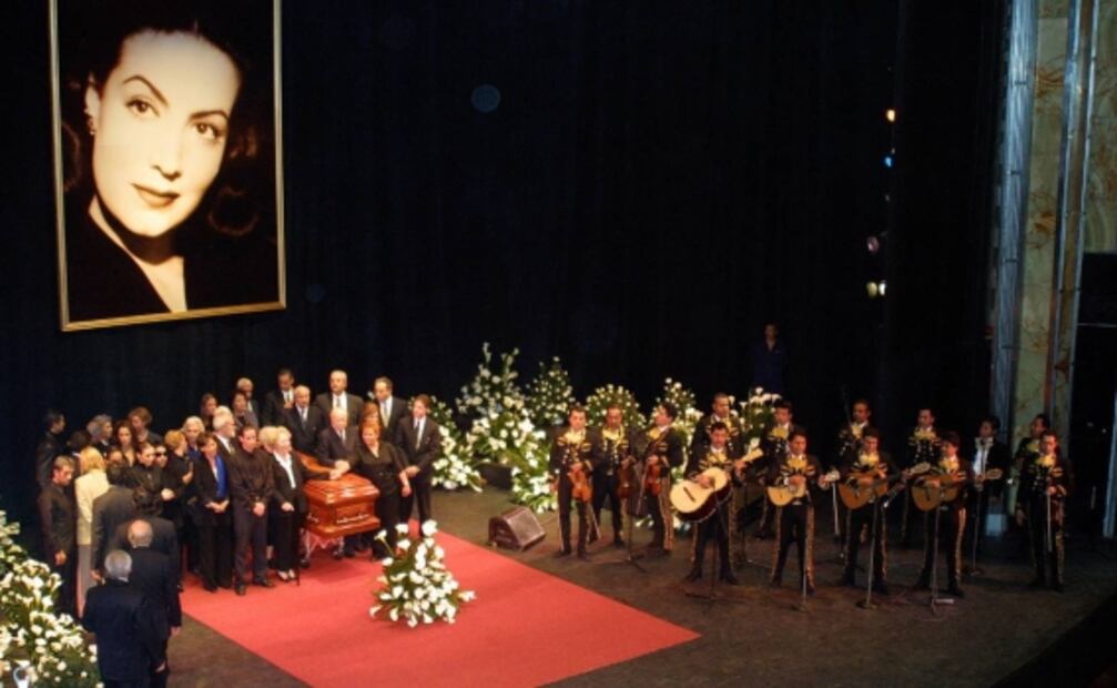 Silvia Pinal y el selecto grupo de famosos que han sido homenajeados en Bellas Artes 