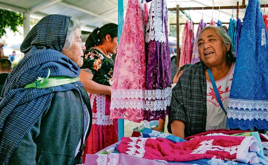 Costureras se reinventan sin perder su identidad