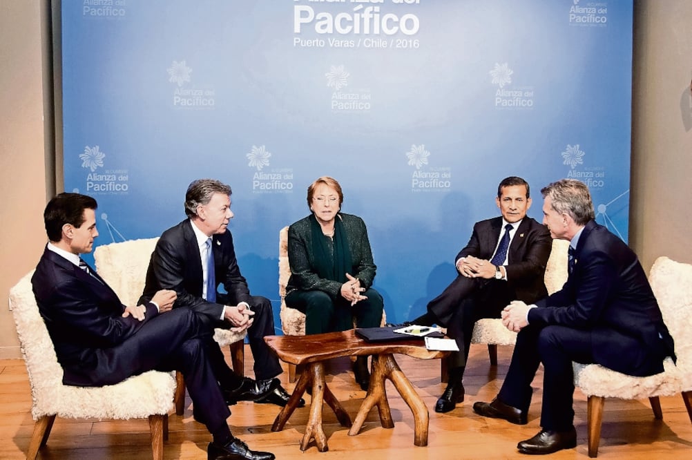 Los presidentes de México, Enrique Peña Nieto; de Colombia, Juan Manuel Santos; de Chile, Michelle Bachelet; de Perú, Ollanta Humala, y de Argentina, Mauricio Macri (PRESIDENCIA)
