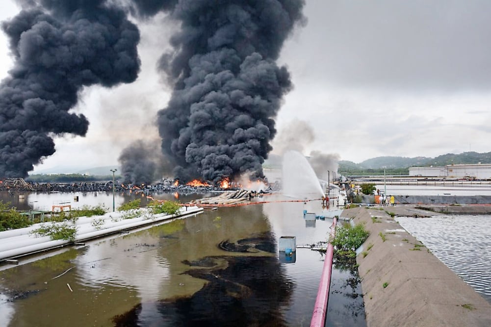 Tras la inundación de las instalaciones de la refinería Antonio Dovalí Jaime, registrada el pasado martes, ayer poco antes de las 9:00 de la mañana comenzó la conflagración en la casa de bombas. FOTO: NOTIMEX