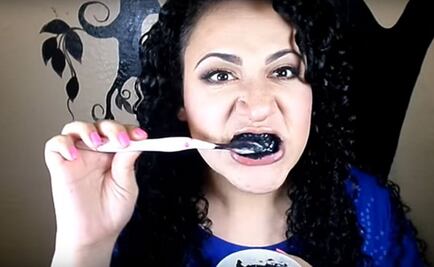¿Carbón para blanquear los dientes? El polémico método de internet