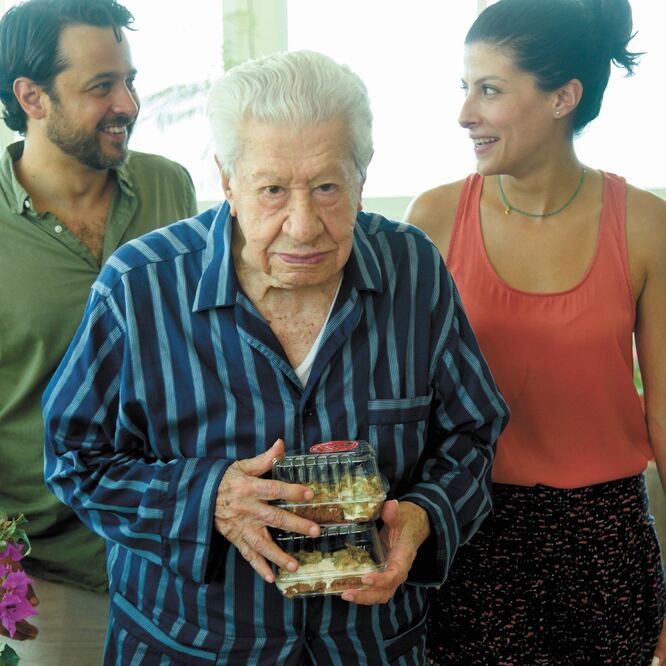 Leticia Fabián, escritora y codirectora, así como Gustavo Egelhaaf, interpretan a sus nietos. FOTOS: CORTESÍA MARTÍN GAVICA