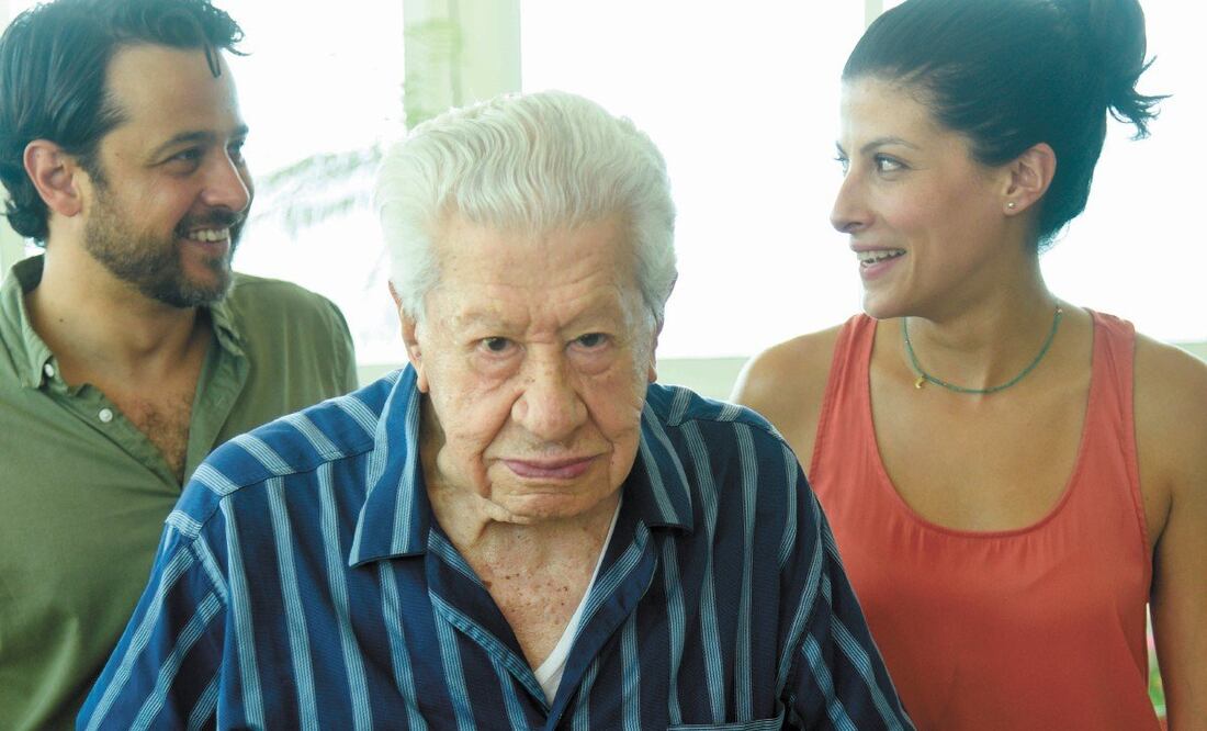 Leticia Fabián, escritora y codirectora, así como Gustavo Egelhaaf, interpretan a sus nietos. FOTOS: CORTESÍA MARTÍN GAVICA