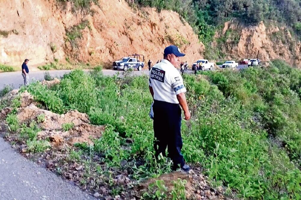 Policías estatales acudieron al paraje El Pericón, en una de cuyas barrancas encontraron los dos cuerpos en avanzado estado de descomposición (ESPECIAL)