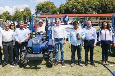 Modernizan acceso al aeropuerto de Puebla y dan apoyos al agro 