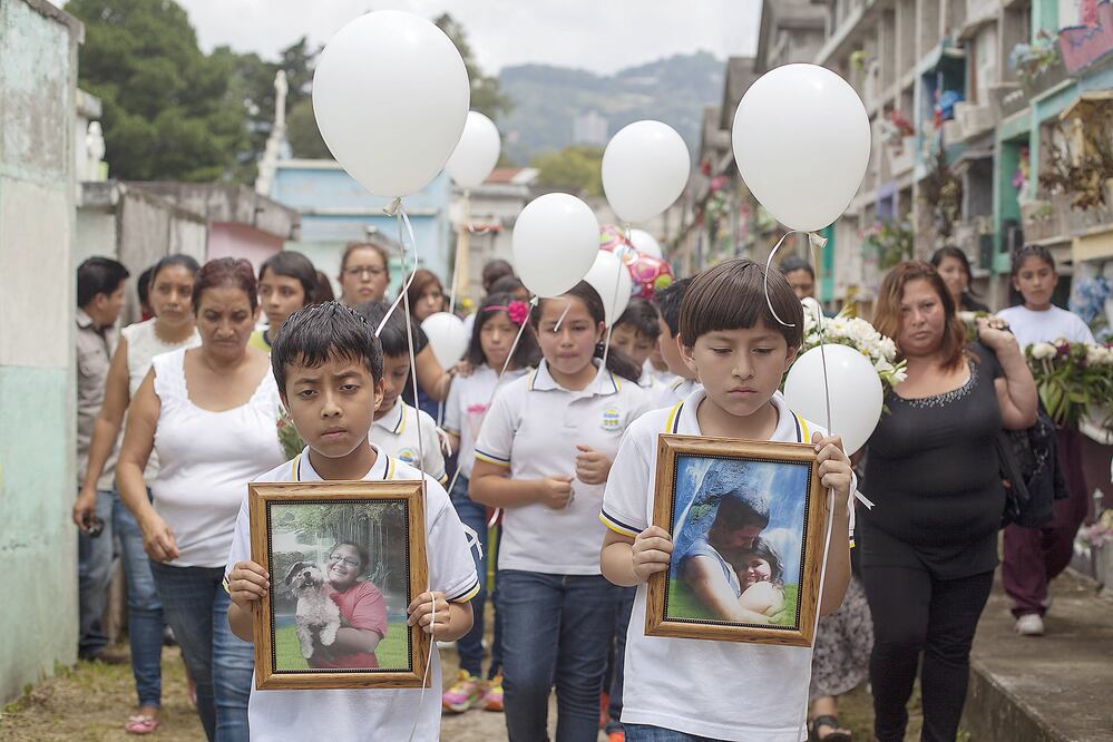Habitantes de Santa Catarina Pinula asisten al funeral de dos niños, víctimas del alud registrado en la aldea el Cambray II, en Guatemala. Entre los cuerpos rescatados, 37 son de menores de edad, reportan autoridades (LUIS ECHEVERRÍA. XINHUA)