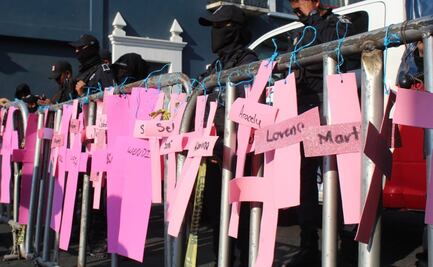 Protestan con cruces rosas en Casa de Gobierno de Puebla